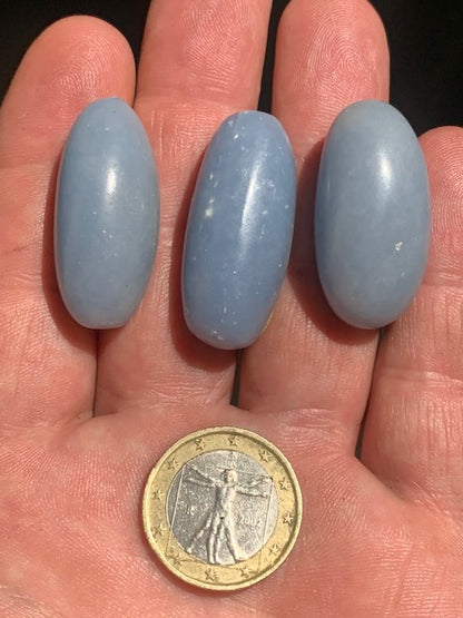Angélite - Pierres roulées vendues à l'unité et au choix - ± 33 x 17 x 16 mm - ± 16 gr.