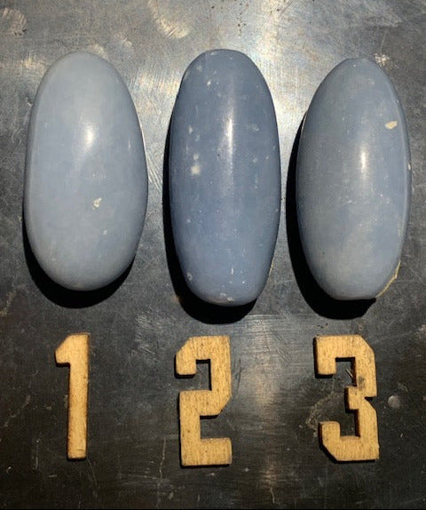 Angélite - Pierres roulées vendues à l'unité et au choix - ± 33 x 17 x 16 mm - ± 16 gr.