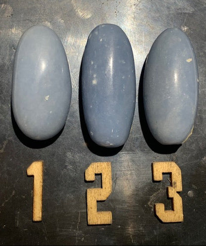Angélite - Pierres roulées vendues à l'unité et au choix - ± 33 x 17 x 16 mm - ± 16 gr.