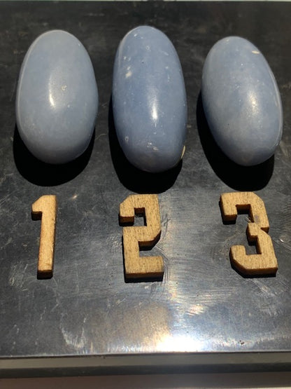 Angélite - Pierres roulées vendues à l'unité et au choix - ± 33 x 17 x 16 mm - ± 16 gr.