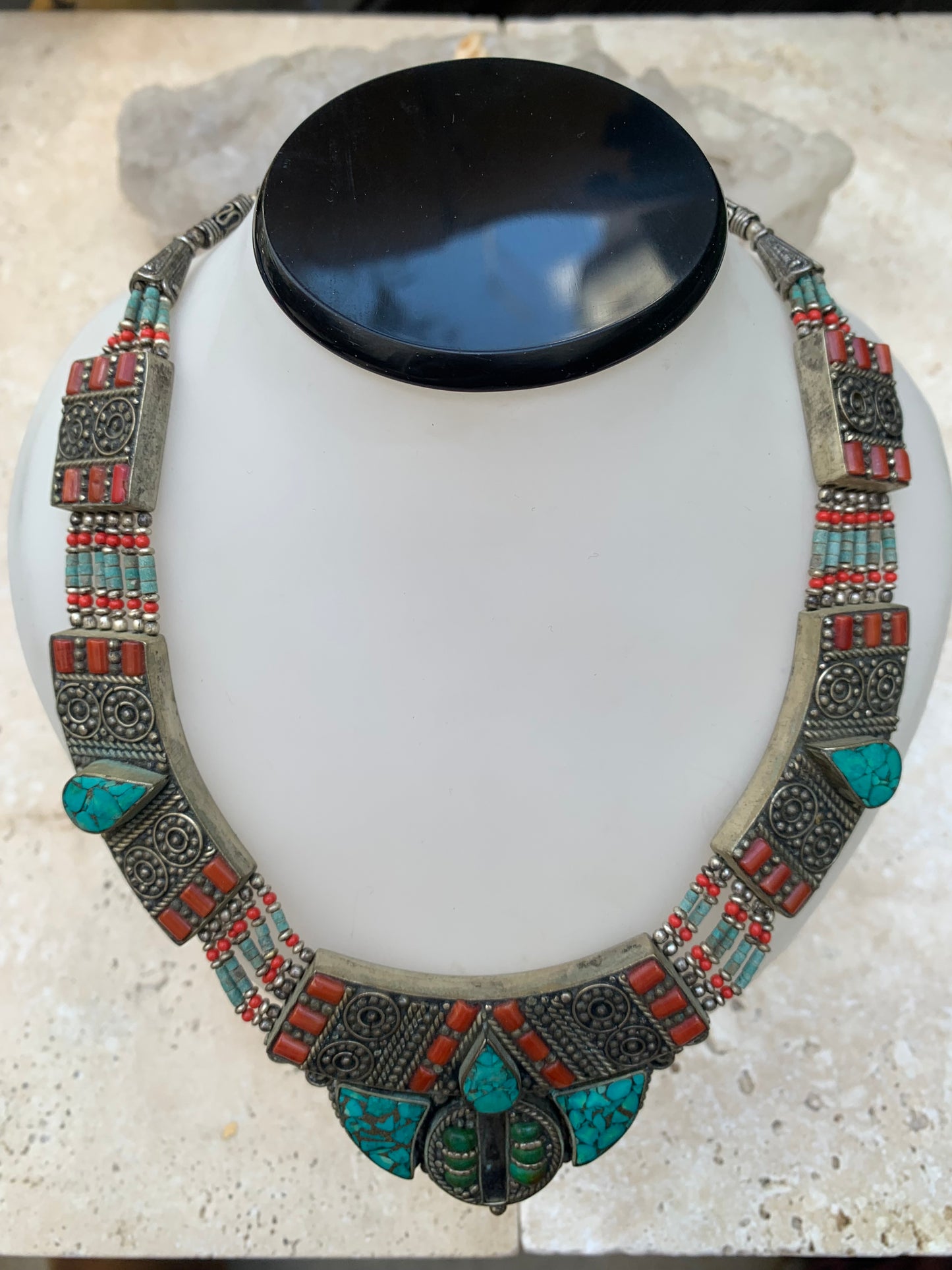 Superbe collier/ parure en perle et cabochon de turquoise et de corail. 45 cm de long. Fait au Népal ! Véritable œuvre d'art, un joyau !