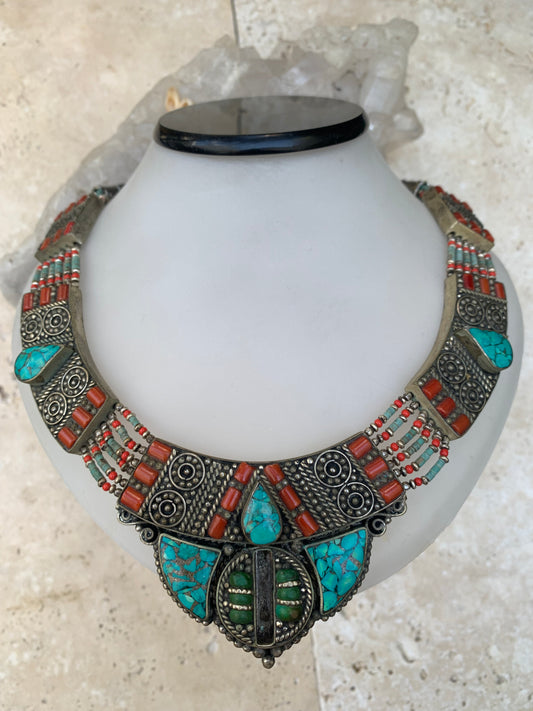 Superbe collier/ parure en perle et cabochon de turquoise et de corail. 45 cm de long. Fait au Népal ! Véritable œuvre d'art, un joyau !