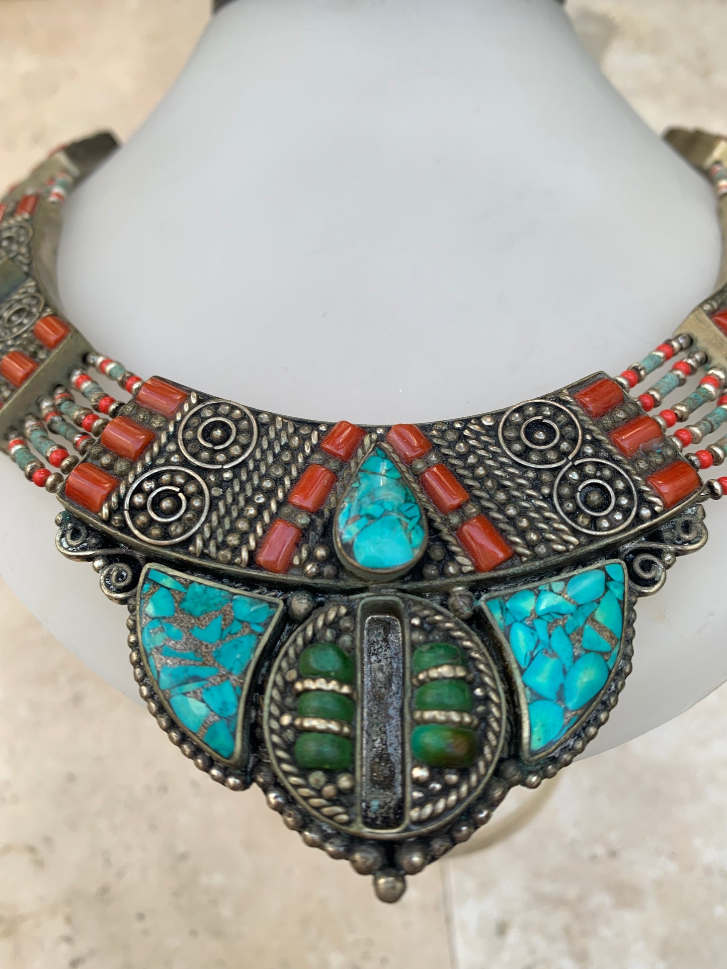 Superbe collier/ parure en perle et cabochon de turquoise et de corail. 45 cm de long. Fait au Népal ! Véritable œuvre d'art, un joyau !