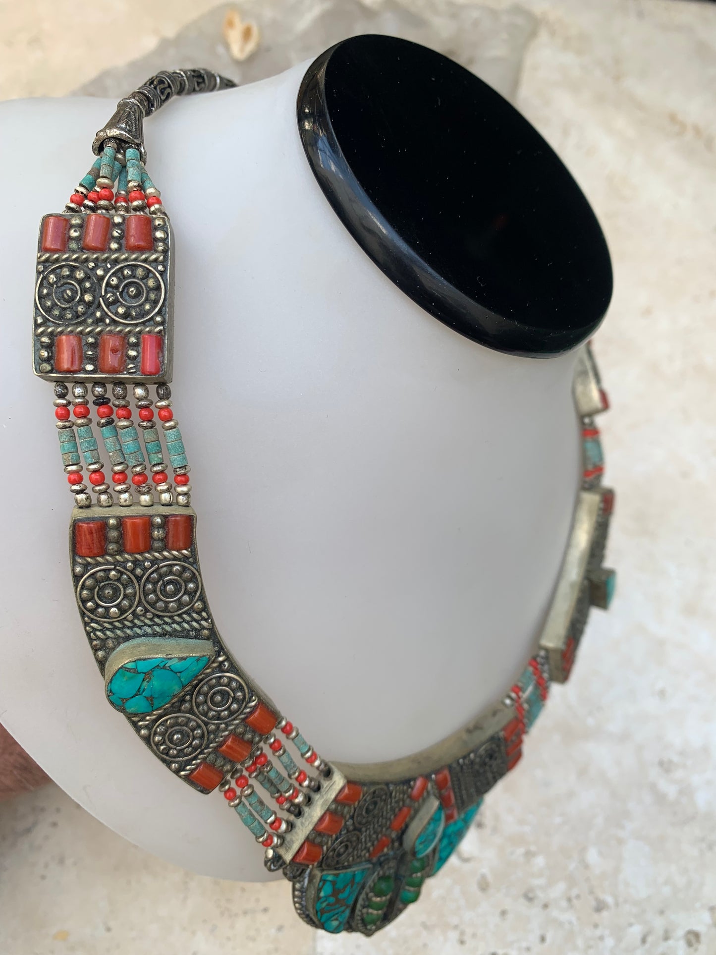 Superbe collier/ parure en perle et cabochon de turquoise et de corail. 45 cm de long. Fait au Népal ! Véritable œuvre d'art, un joyau !
