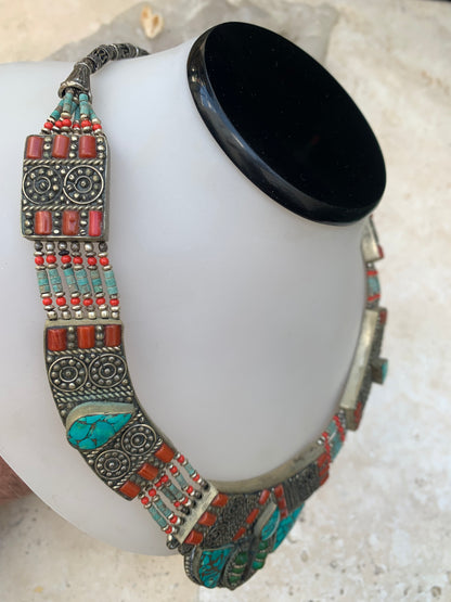 Superbe collier/ parure en perle et cabochon de turquoise et de corail. 45 cm de long. Fait au Népal ! Véritable œuvre d'art, un joyau !