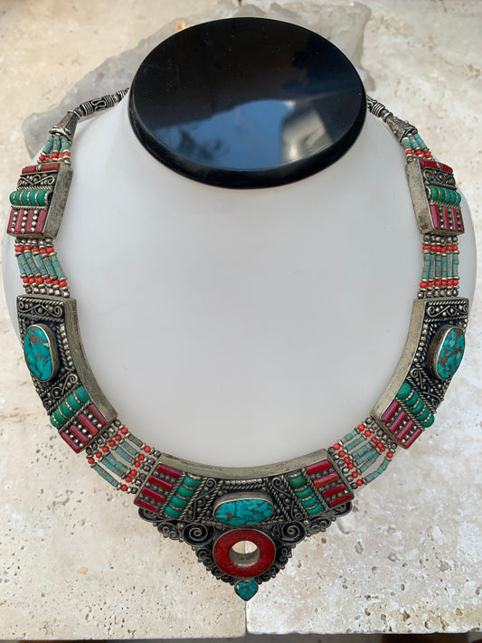 Superbe collier/ parure en perle et cabochon de turquoise et de corail. 45 cm de long. Fait au Népal (Katmandou) ! Véritable œuvre d'art !