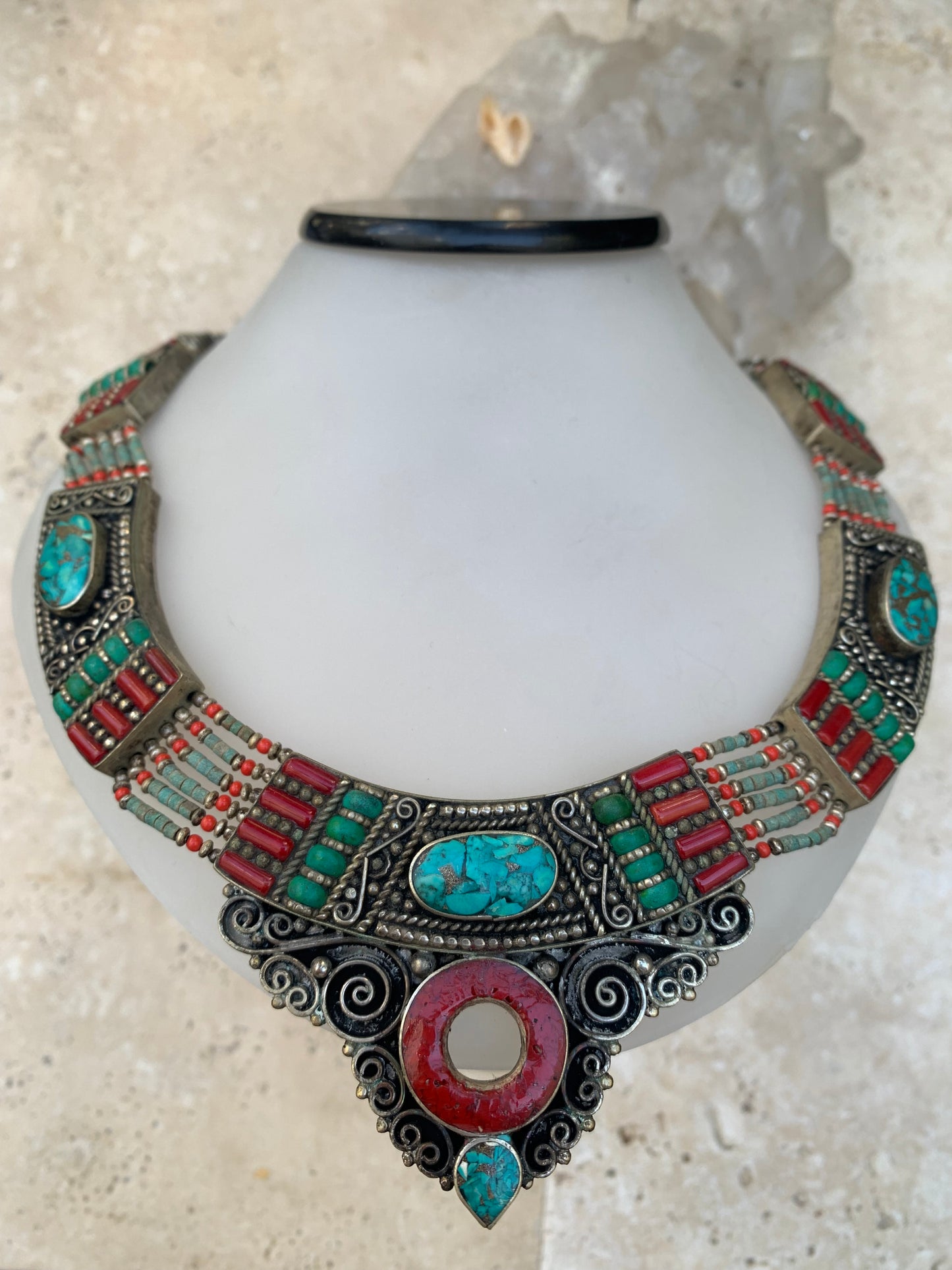Superbe collier/ parure en perle et cabochon de turquoise et de corail. 45 cm de long. Fait au Népal (Katmandou) ! Véritable œuvre d'art !