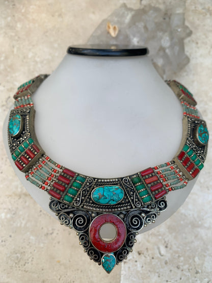 Superbe collier/ parure en perle et cabochon de turquoise et de corail. 45 cm de long. Fait au Népal (Katmandou) ! Véritable œuvre d'art !