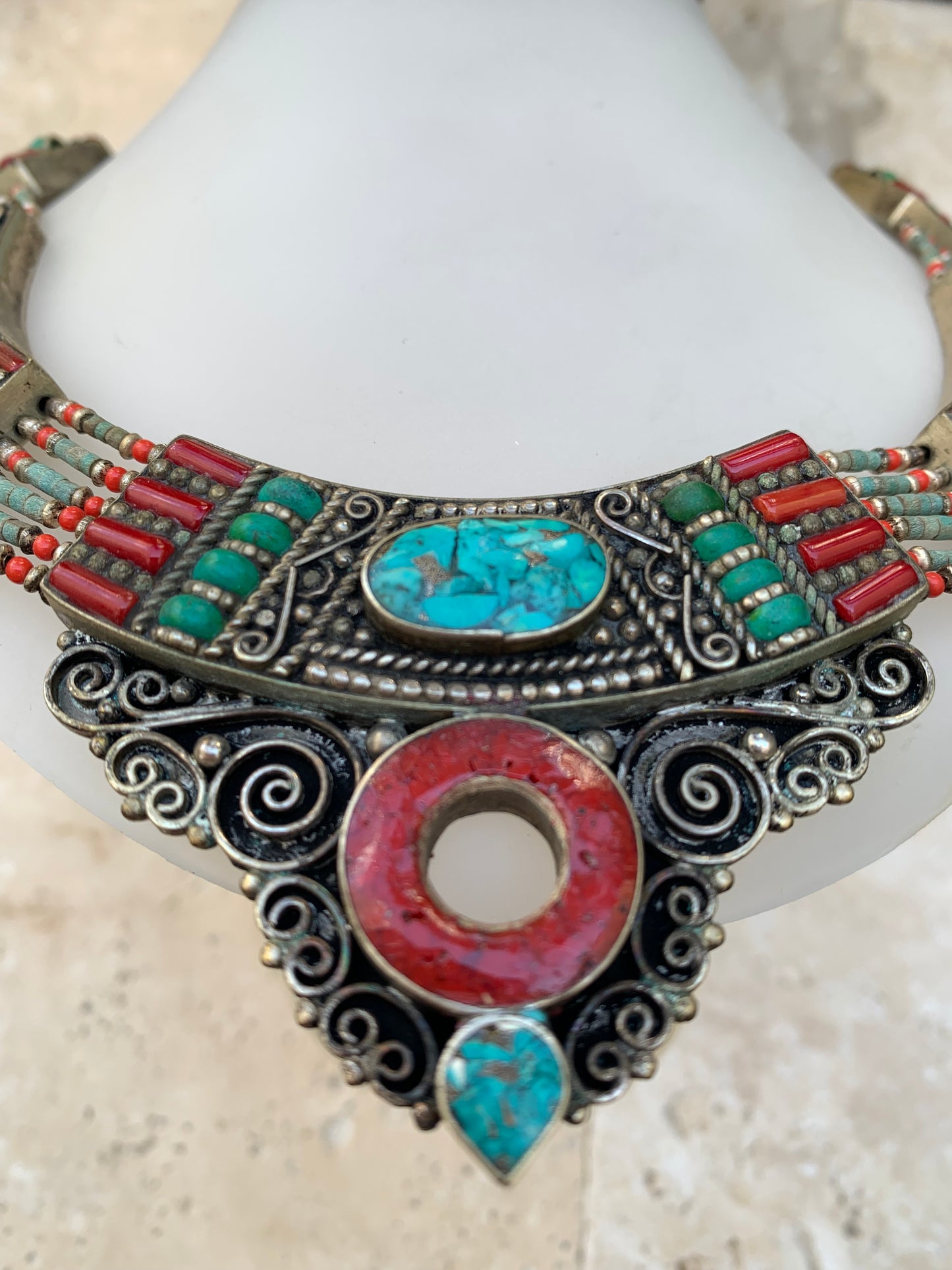 Superbe collier/ parure en perle et cabochon de turquoise et de corail. 45 cm de long. Fait au Népal (Katmandou) ! Véritable œuvre d'art !
