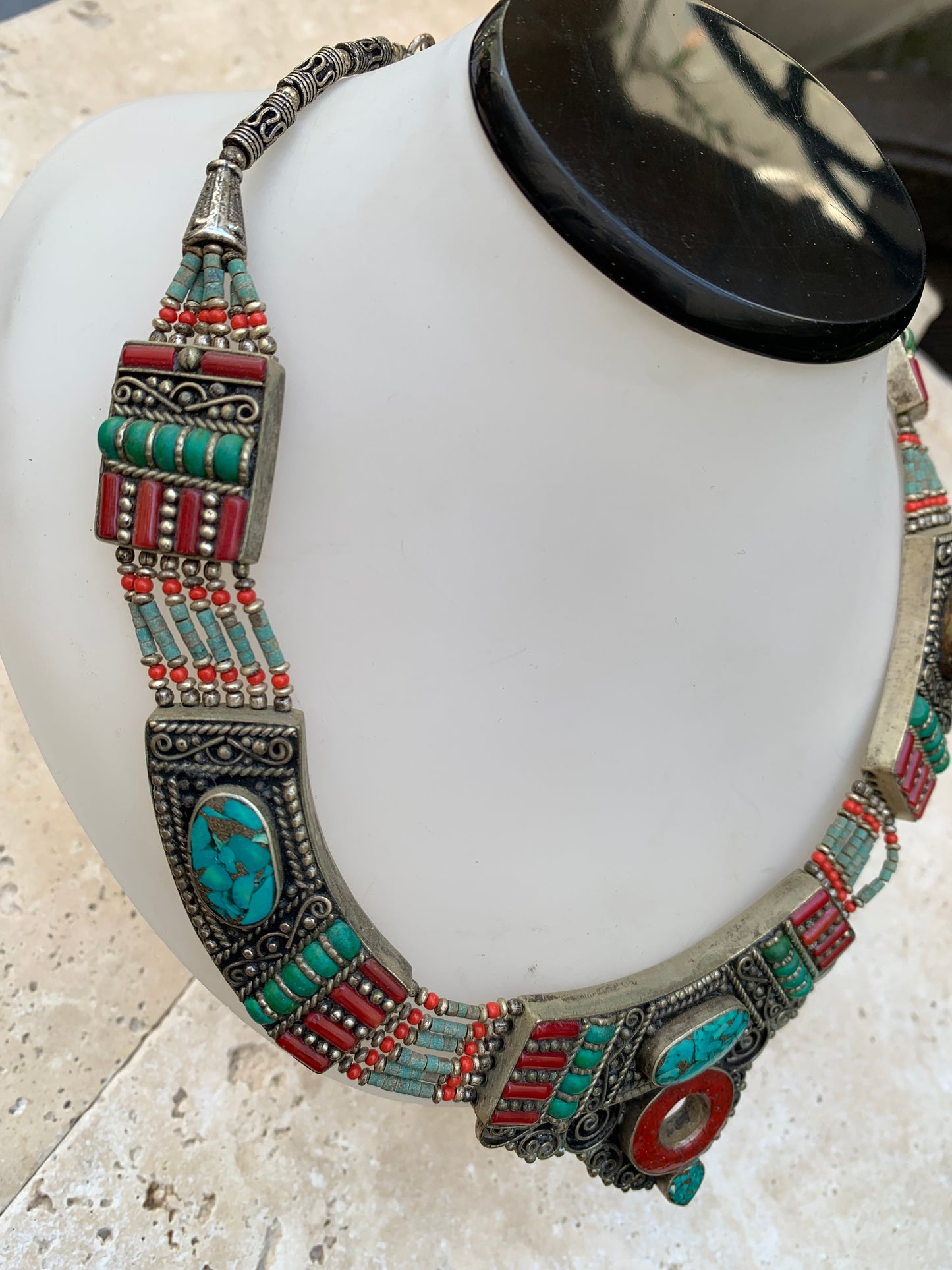Superbe collier/ parure en perle et cabochon de turquoise et de corail. 45 cm de long. Fait au Népal (Katmandou) ! Véritable œuvre d'art !