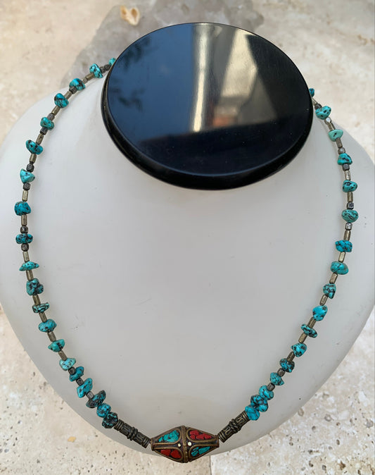 Superbe collier en perle de turquoise (grains naturels) et perle Indienne en corail. 40 cm + 5 cm de rajout de chaînette pour réglage... Fait sur Argent par Zen C° !