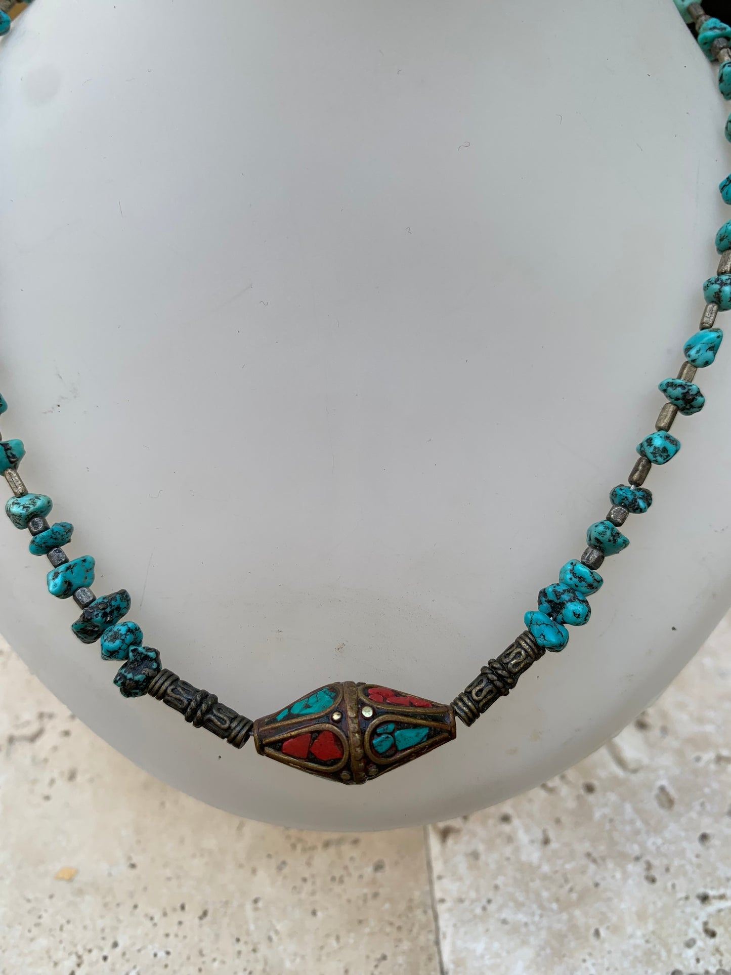 Superbe collier en perle de turquoise (grains naturels) et perle Indienne en corail. 40 cm + 5 cm de rajout de chaînette pour réglage... Fait sur Argent par Zen C° !