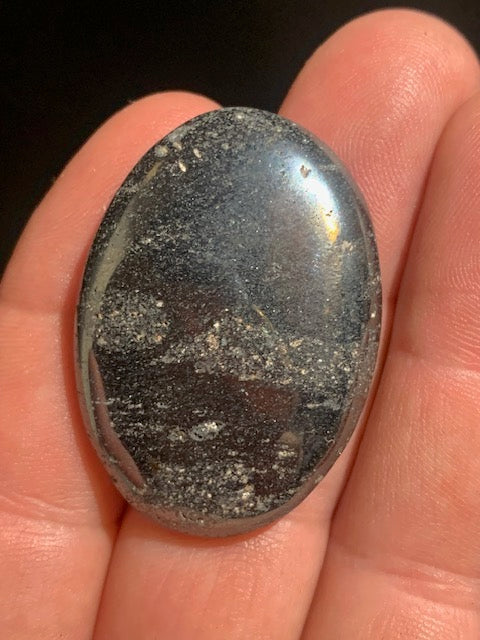 Hématite - Galet de massage/ pierre plate - 40 x 29 x 8 mm - 23 gr.