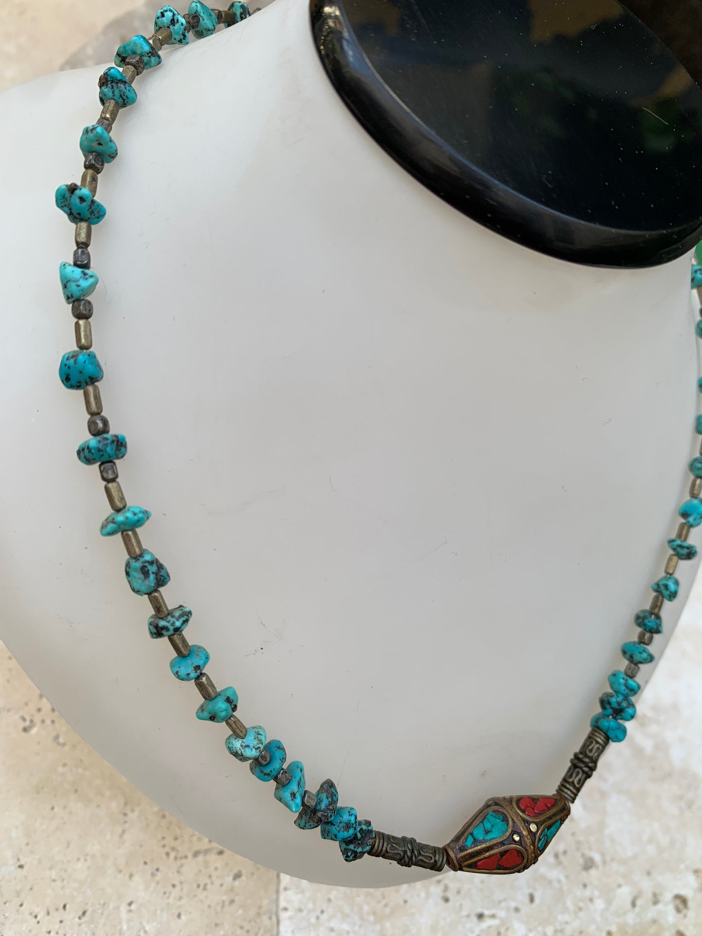Superbe collier en perle de turquoise (grains naturels) et perle Indienne en corail. 40 cm + 5 cm de rajout de chaînette pour réglage... Fait sur Argent par Zen C° !