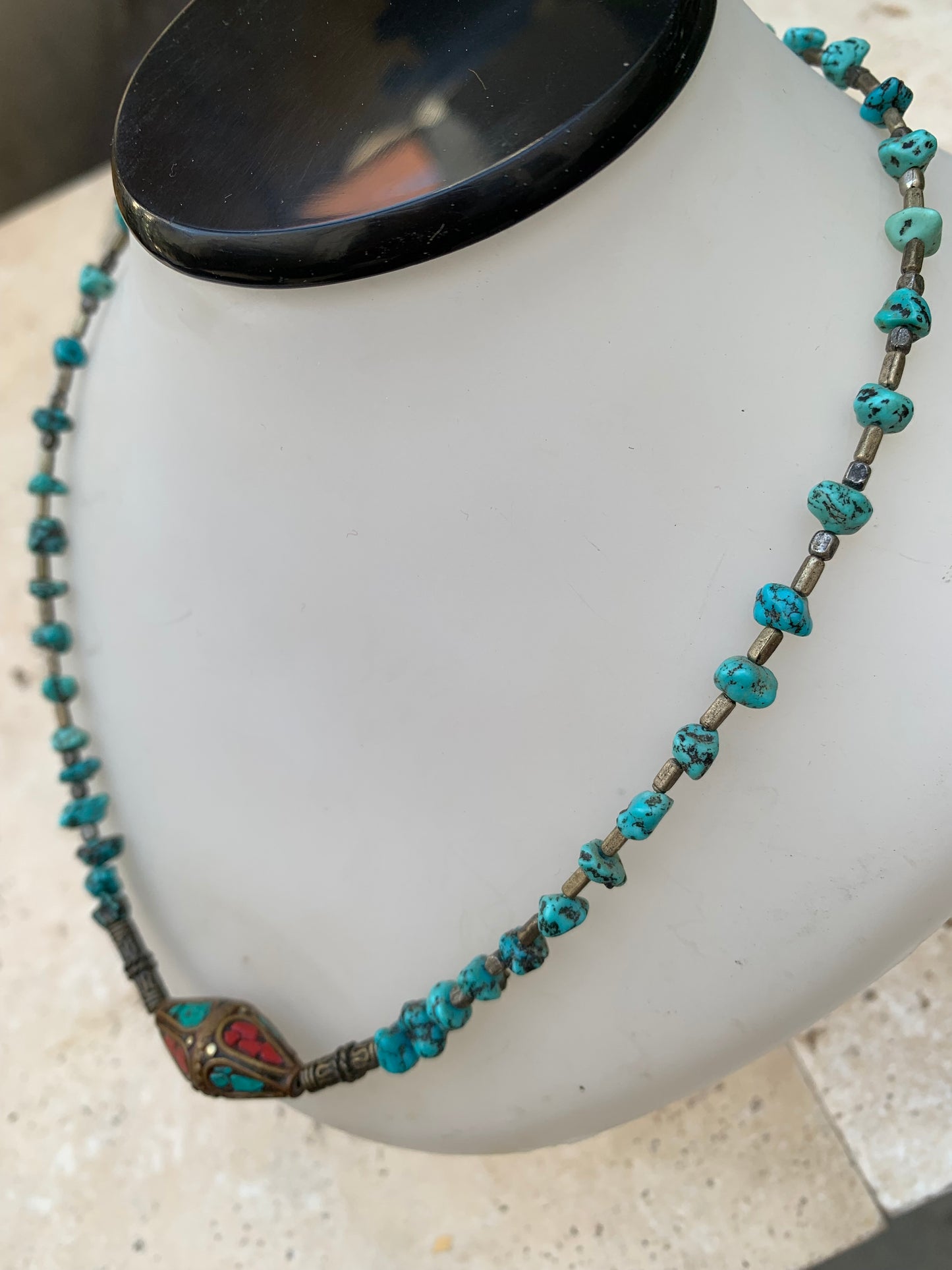 Superbe collier en perle de turquoise (grains naturels) et perle Indienne en corail. 40 cm + 5 cm de rajout de chaînette pour réglage... Fait sur Argent par Zen C° !