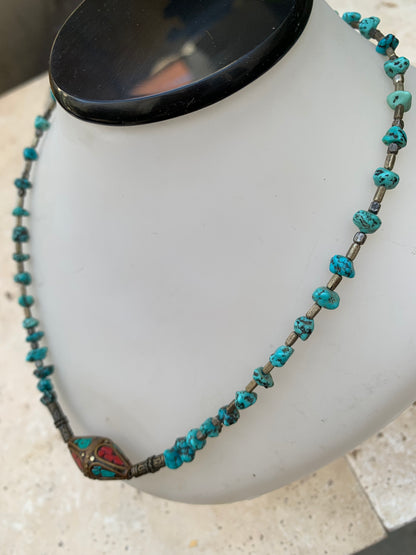 Superbe collier en perle de turquoise (grains naturels) et perle Indienne en corail. 40 cm + 5 cm de rajout de chaînette pour réglage... Fait sur Argent par Zen C° !