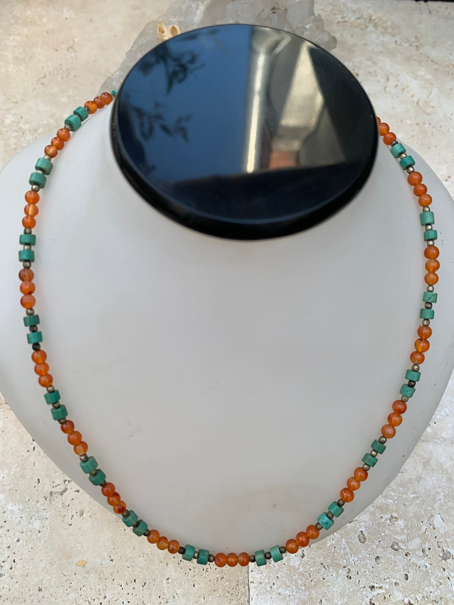 Superbe collier en perles rondes de turquoise et cornaline. 44 cm. Fait sur métal argenté, fin et élégant, parfait !