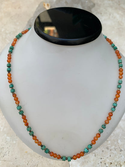 Superbe collier en perles rondes de turquoise et cornaline. 44 cm. Fait sur métal argenté, fin et élégant, parfait !