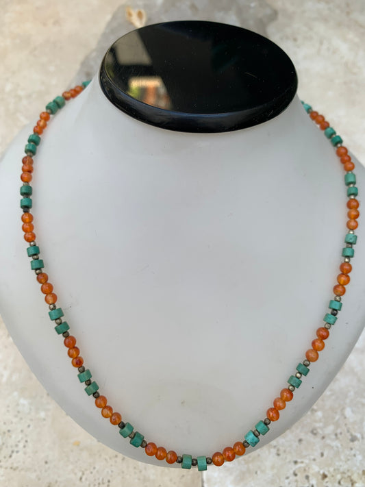 Superbe collier en perles rondes de turquoise et cornaline. 44 cm. Fait sur métal argenté, fin et élégant, parfait !