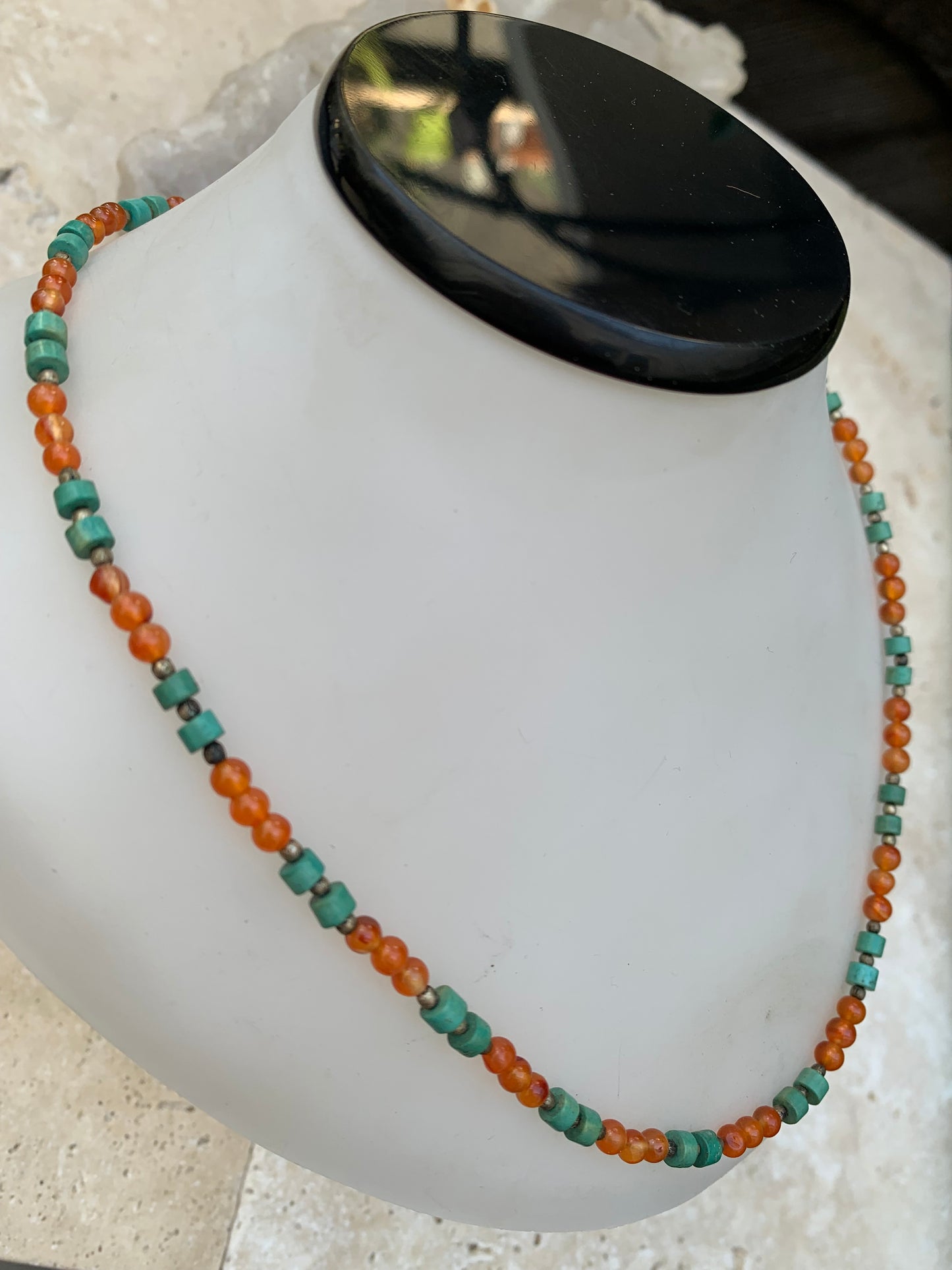 Superbe collier en perles rondes de turquoise et cornaline. 44 cm. Fait sur métal argenté, fin et élégant, parfait !