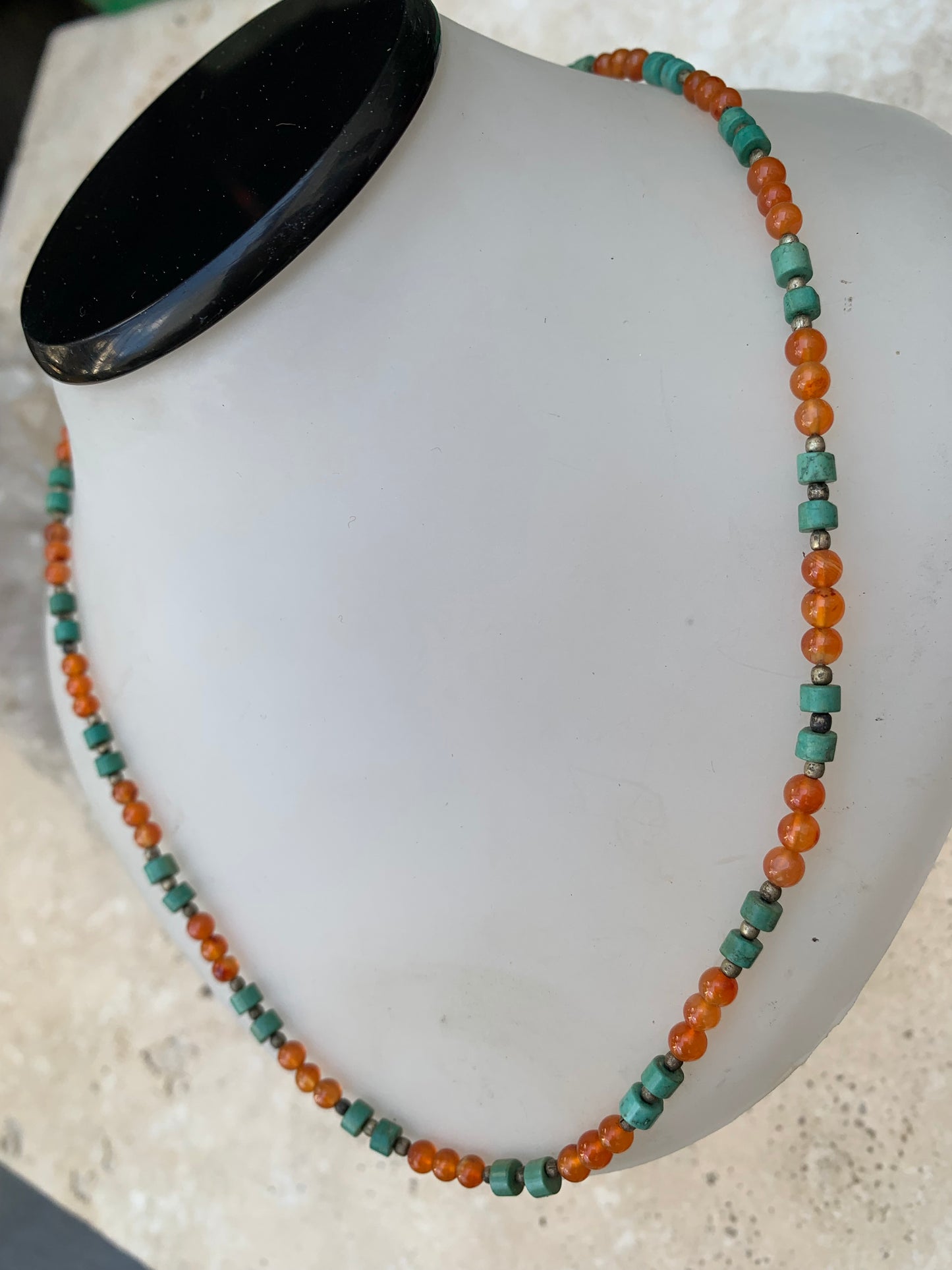 Superbe collier en perles rondes de turquoise et cornaline. 44 cm. Fait sur métal argenté, fin et élégant, parfait !