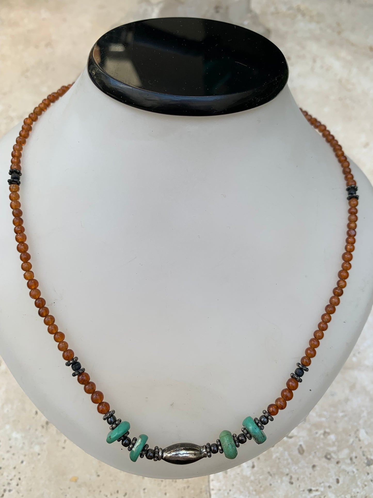 Superbe collier en perles rondes de turquoise et de cornaline. 44 cm. Fait sur métal argenté, fin et élégant, parfait !