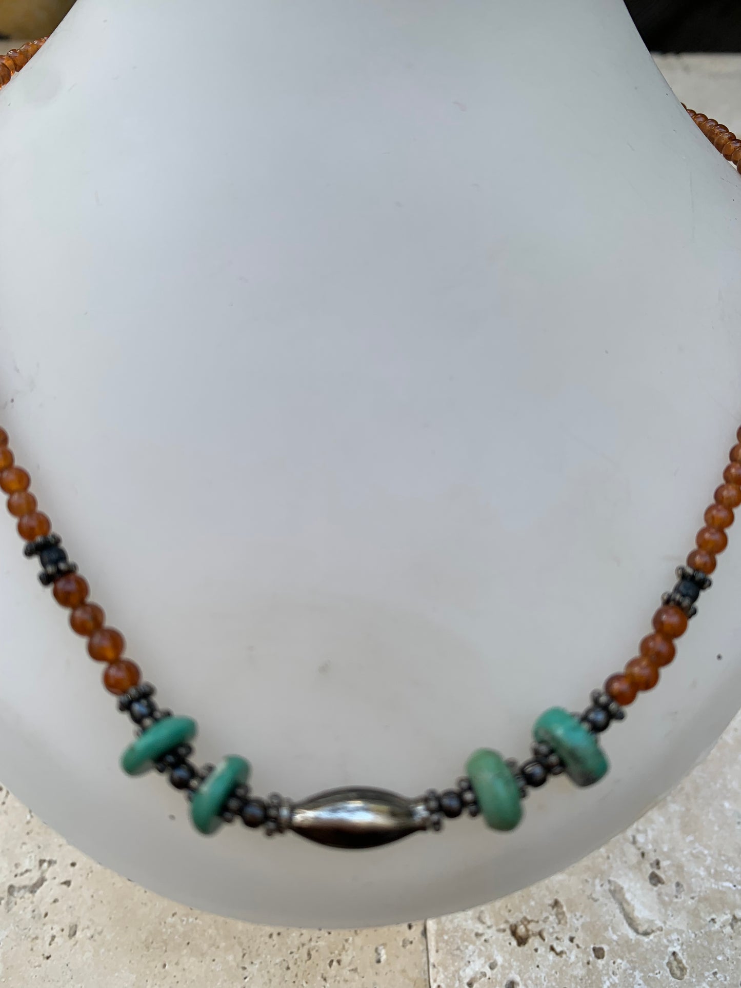 Superbe collier en perles rondes de turquoise et de cornaline. 44 cm. Fait sur métal argenté, fin et élégant, parfait !