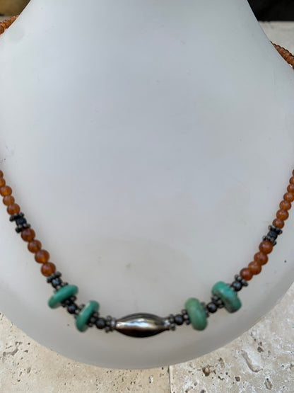 Superbe collier en perles rondes de turquoise et de cornaline. 44 cm. Fait sur métal argenté, fin et élégant, parfait !