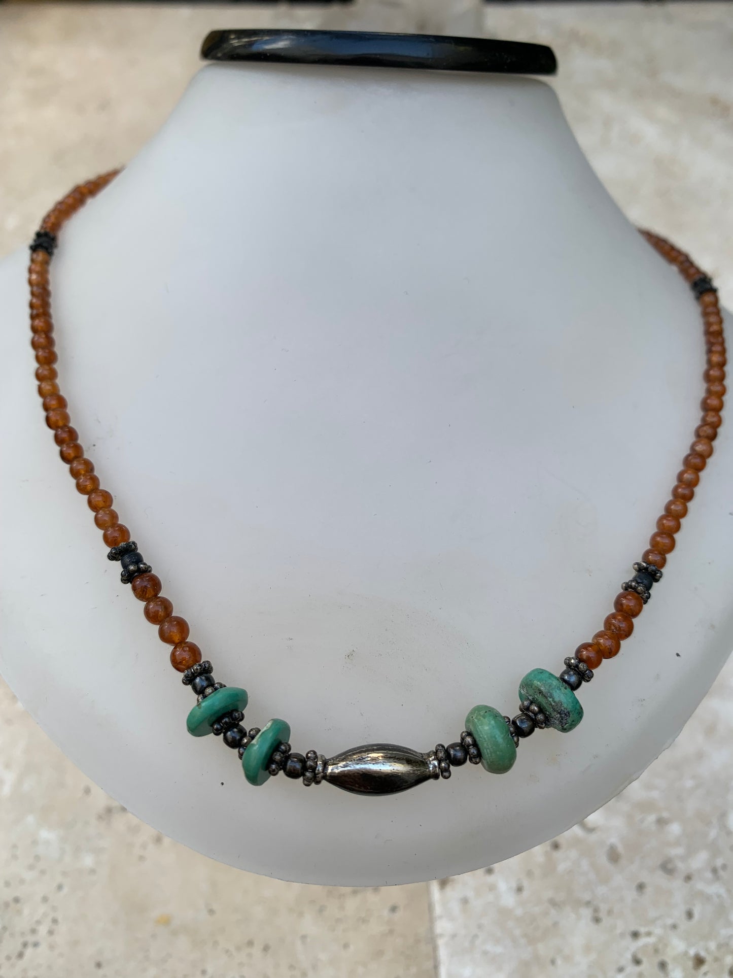 Superbe collier en perles rondes de turquoise et de cornaline. 44 cm. Fait sur métal argenté, fin et élégant, parfait !