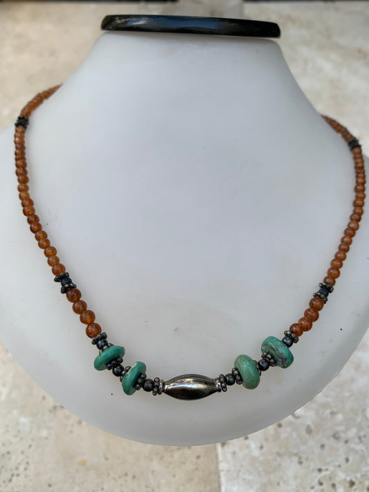 Superbe collier en perles rondes de turquoise et de cornaline. 44 cm. Fait sur métal argenté, fin et élégant, parfait !