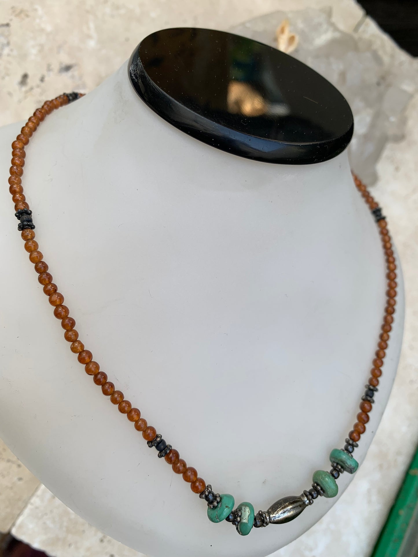 Superbe collier en perles rondes de turquoise et de cornaline. 44 cm. Fait sur métal argenté, fin et élégant, parfait !