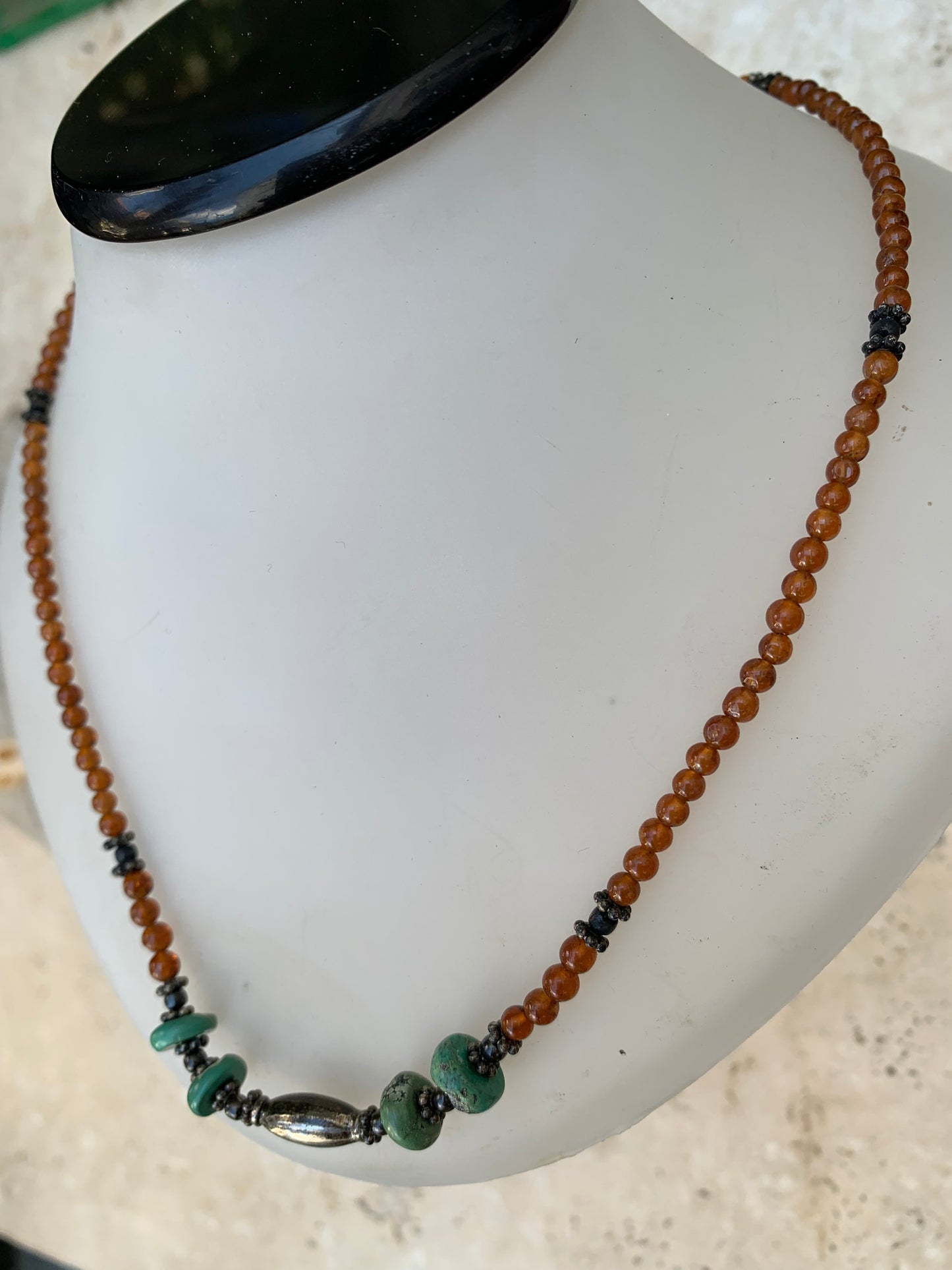 Superbe collier en perles rondes de turquoise et de cornaline. 44 cm. Fait sur métal argenté, fin et élégant, parfait !