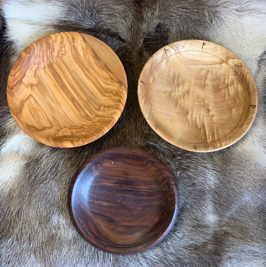 Assiette en bois avec ou sans gravure de Runes, 220 à 240 mm de diamètre x 40 de haut x 8 - 250 grammes. Fait main en France (19), très belle qualité, magnifique pièce !