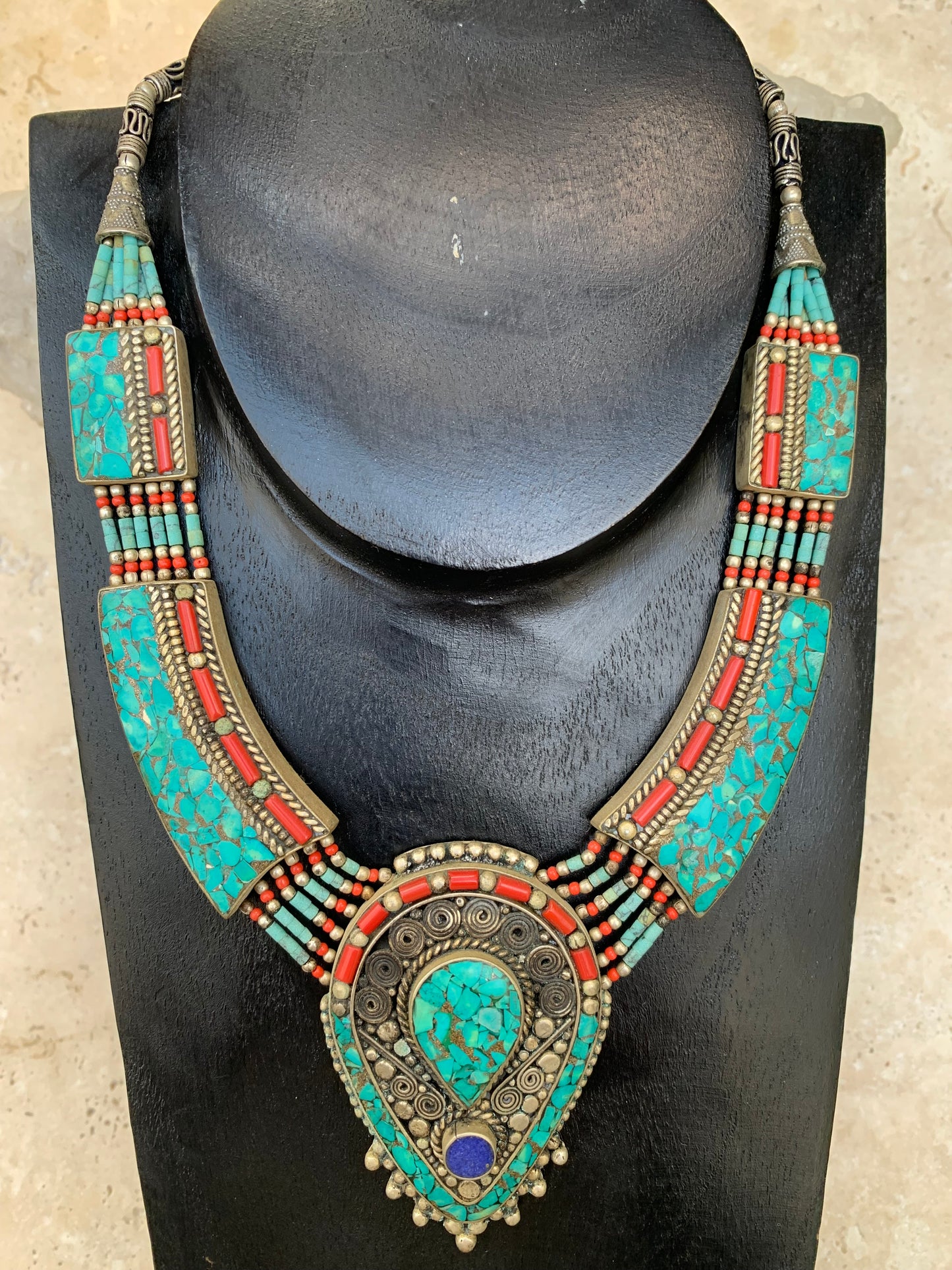 Collier artisanal du Népal, 45 cm, en turquoise et corail – un bijou unique !