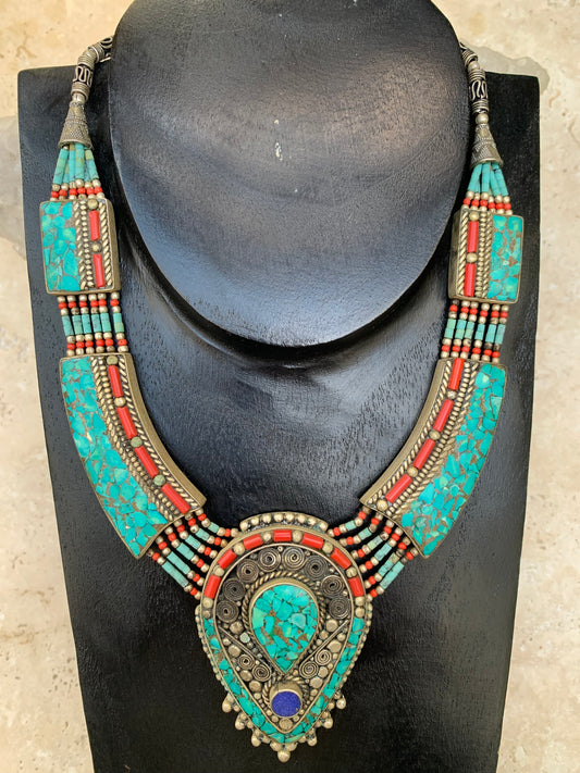 Collier artisanal du Népal, 45 cm, en turquoise et corail – un bijou unique !