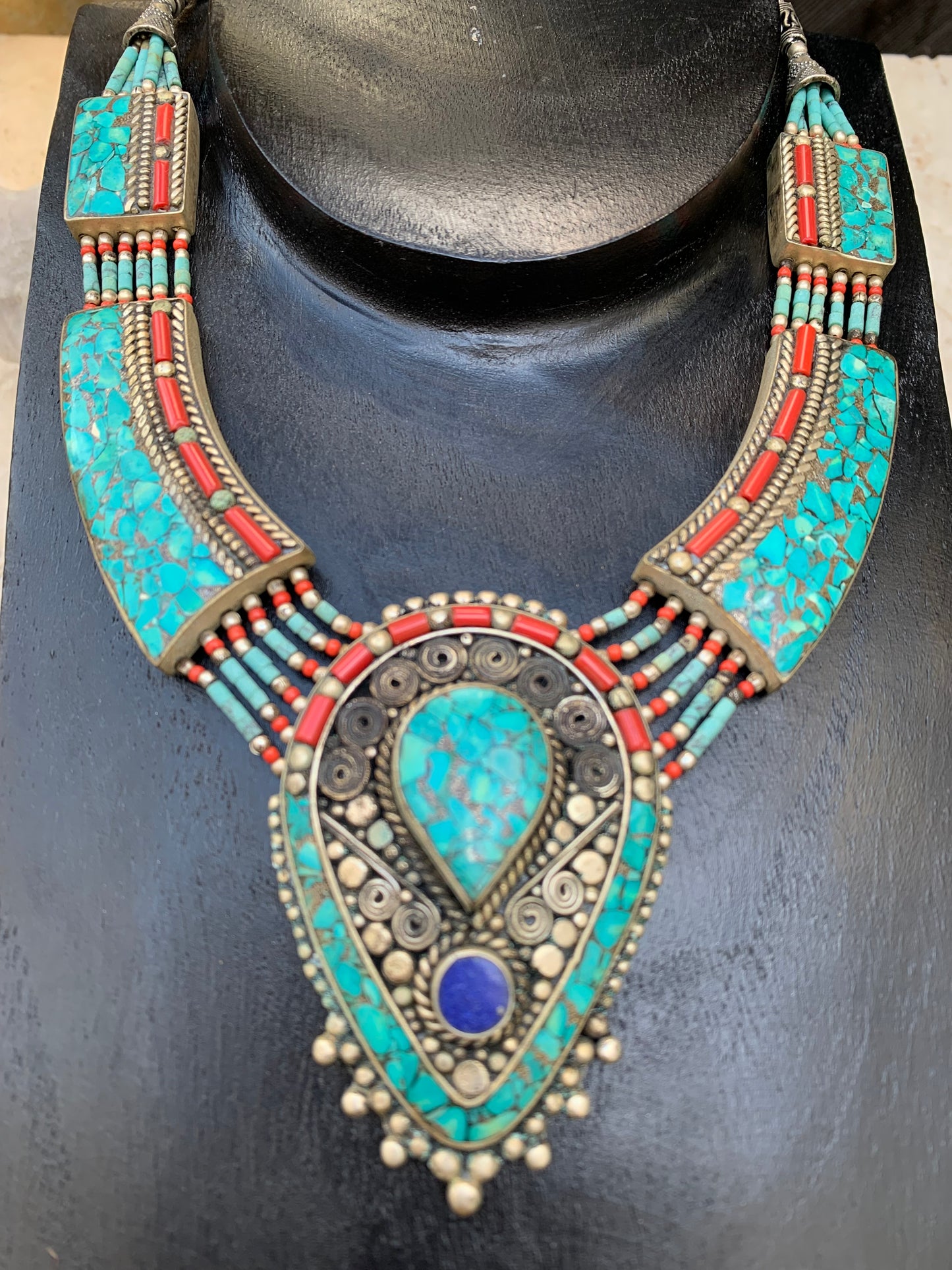 Collier artisanal du Népal, 45 cm, en turquoise et corail – un bijou unique !