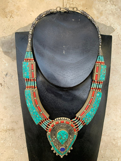 Collier artisanal du Népal, 45 cm, en turquoise et corail – un bijou unique !