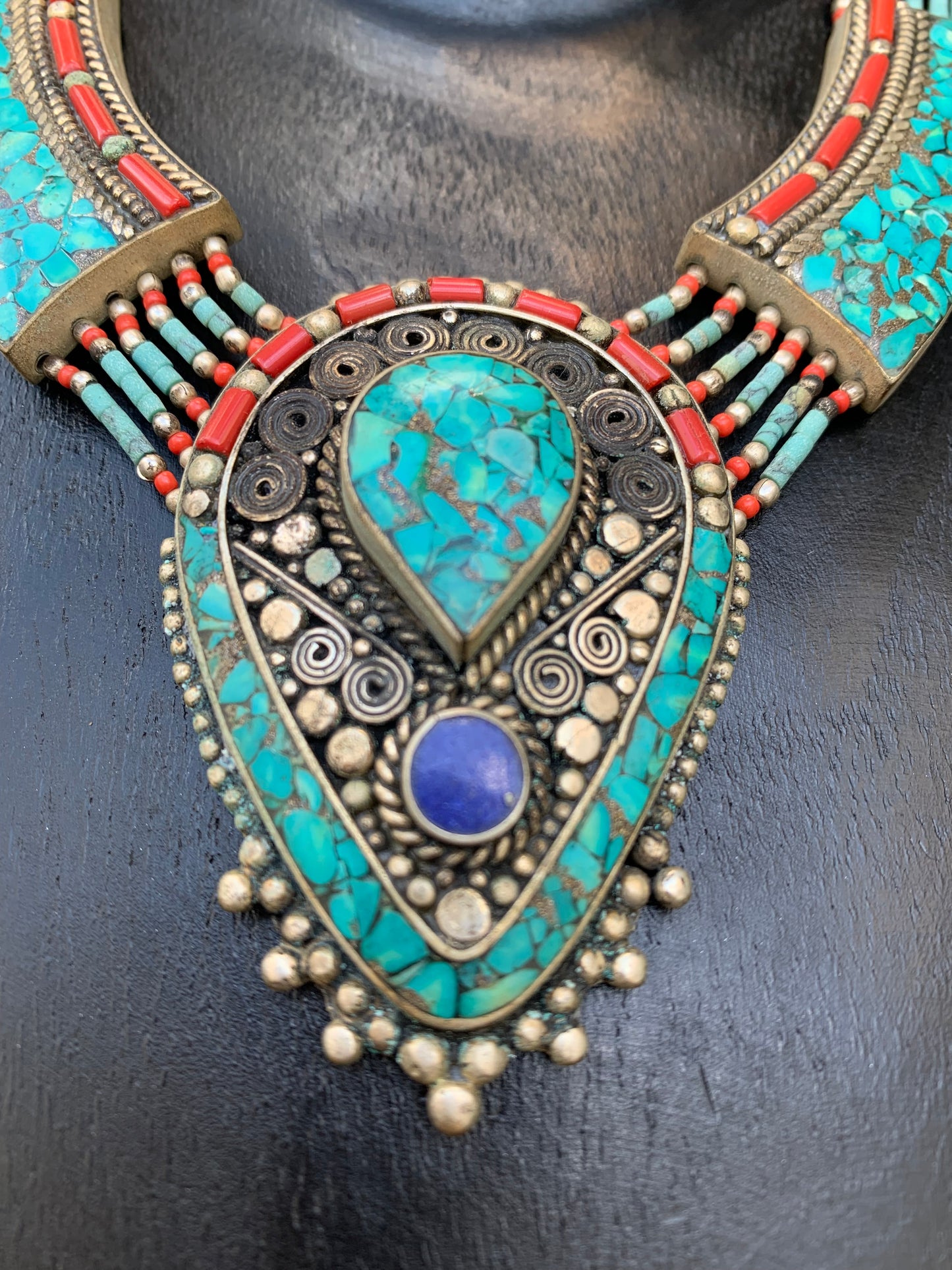 Collier artisanal du Népal, 45 cm, en turquoise et corail – un bijou unique !