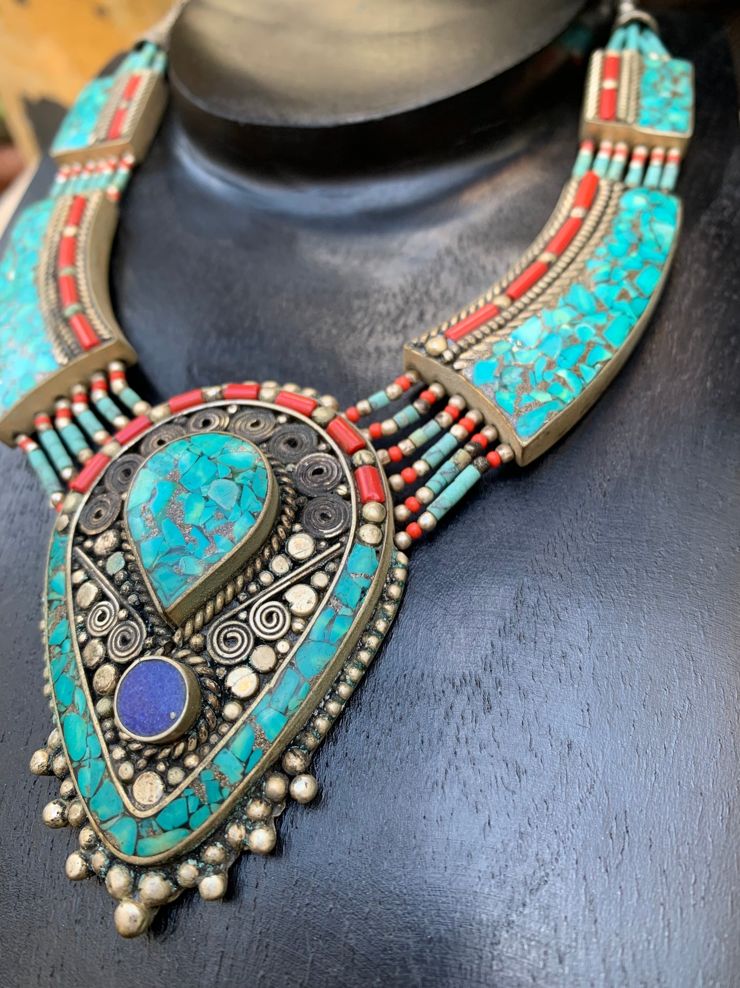 Collier artisanal du Népal, 45 cm, en turquoise et corail – un bijou unique !
