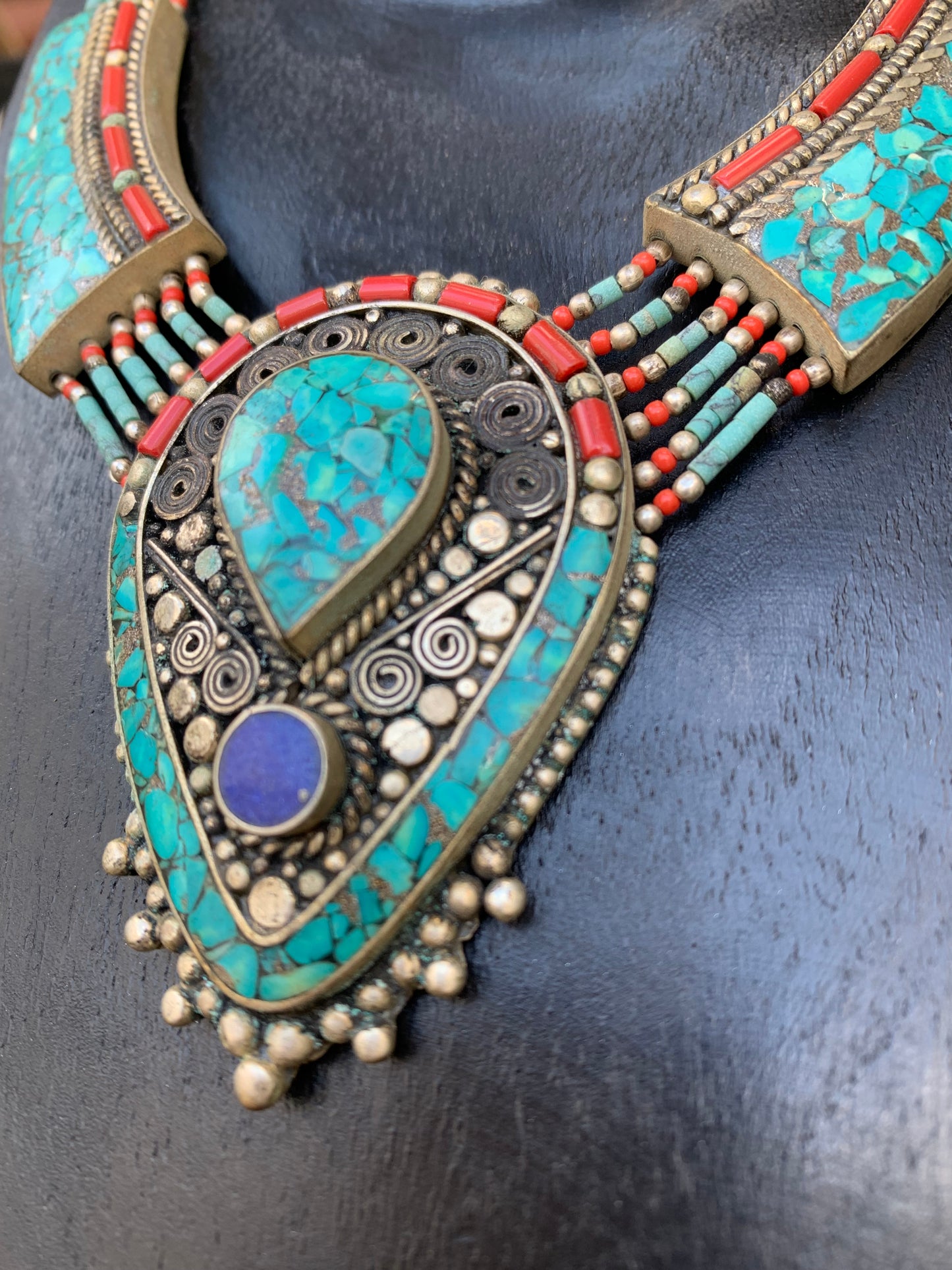 Collier artisanal du Népal, 45 cm, en turquoise et corail – un bijou unique !