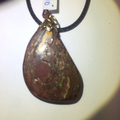 Opale Boulder d'Australie, pendentif vendu seul, très belle qualité. L' opale est fascinante et envoutante ! Le must en matière de pierres, Parfait !