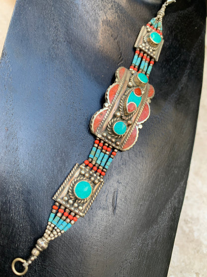 Superbe bracelet en perle et cabochon de turquoise et corail. 18,5 centimètres de longueur. Fait sur Argent au Népal !