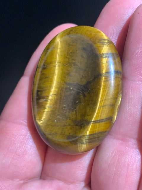 Oeil de tigre - Galet de massage/ pierre plate - 45 x 35 x 10 mm - 20,5 gr.