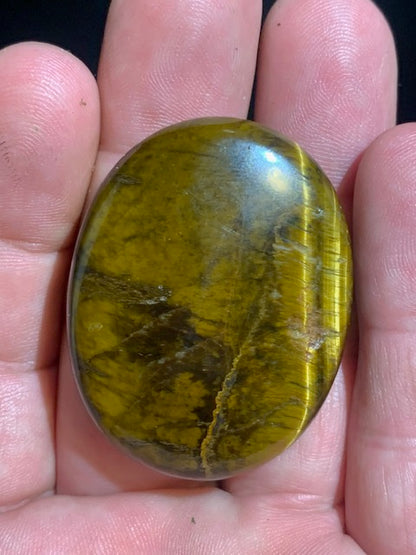Oeil de tigre - Galet de massage/ pierre plate - 45 x 35 x 10 mm - 20,5 gr.