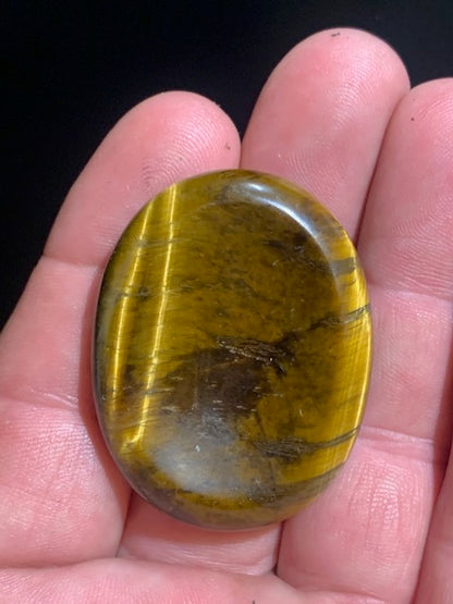 Oeil de tigre - Galet de massage/ pierre plate - 45 x 35 x 10 mm - 20,5 gr.