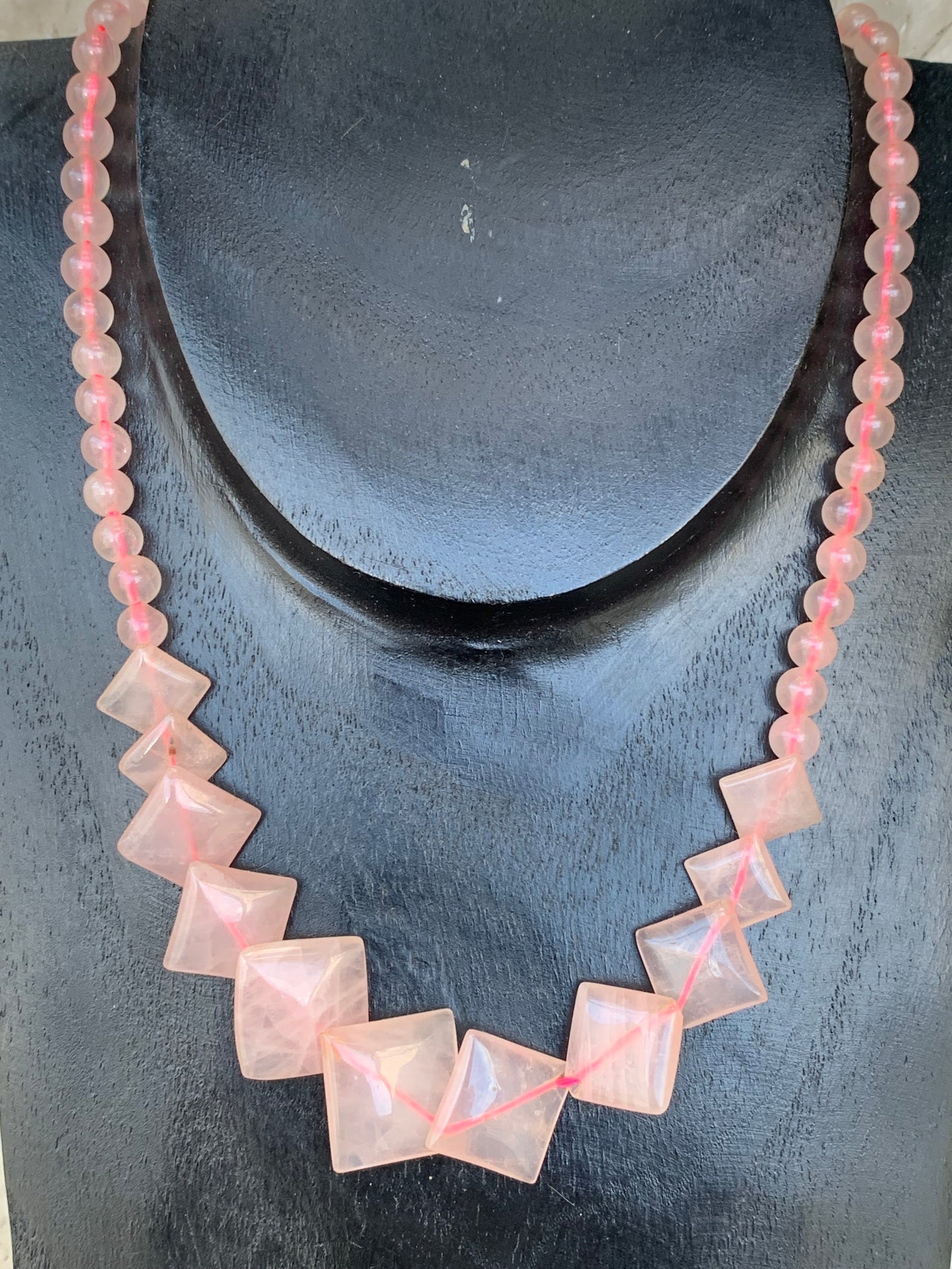 Quartz rose, collier de 50 centimètres. Perles rondes avec panoramique en plaquette carrée, sur fil d'acier de haute résistance !