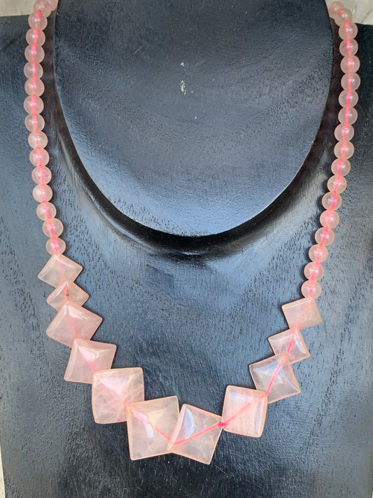 Quartz rose, collier de 50 centimètres. Perles rondes avec panoramique en plaquette carrée, sur fil d'acier de haute résistance !