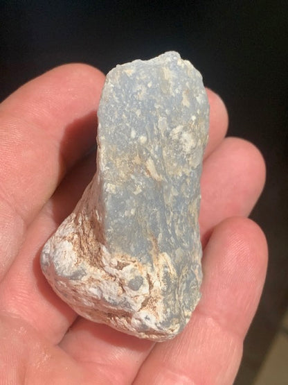 Angélite - Spécimen brut - ± 58 x 37 x 30 mm - ± 70,3 gr.