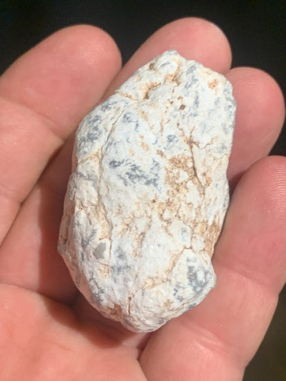 Angélite - Spécimen brut - ± 58 x 37 x 30 mm - ± 70,3 gr.