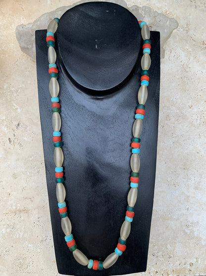 Collier de perles en verre fait au Népal, 68 cm de long, superbe pièce de l'artisanat local, magnifiques couleurs !